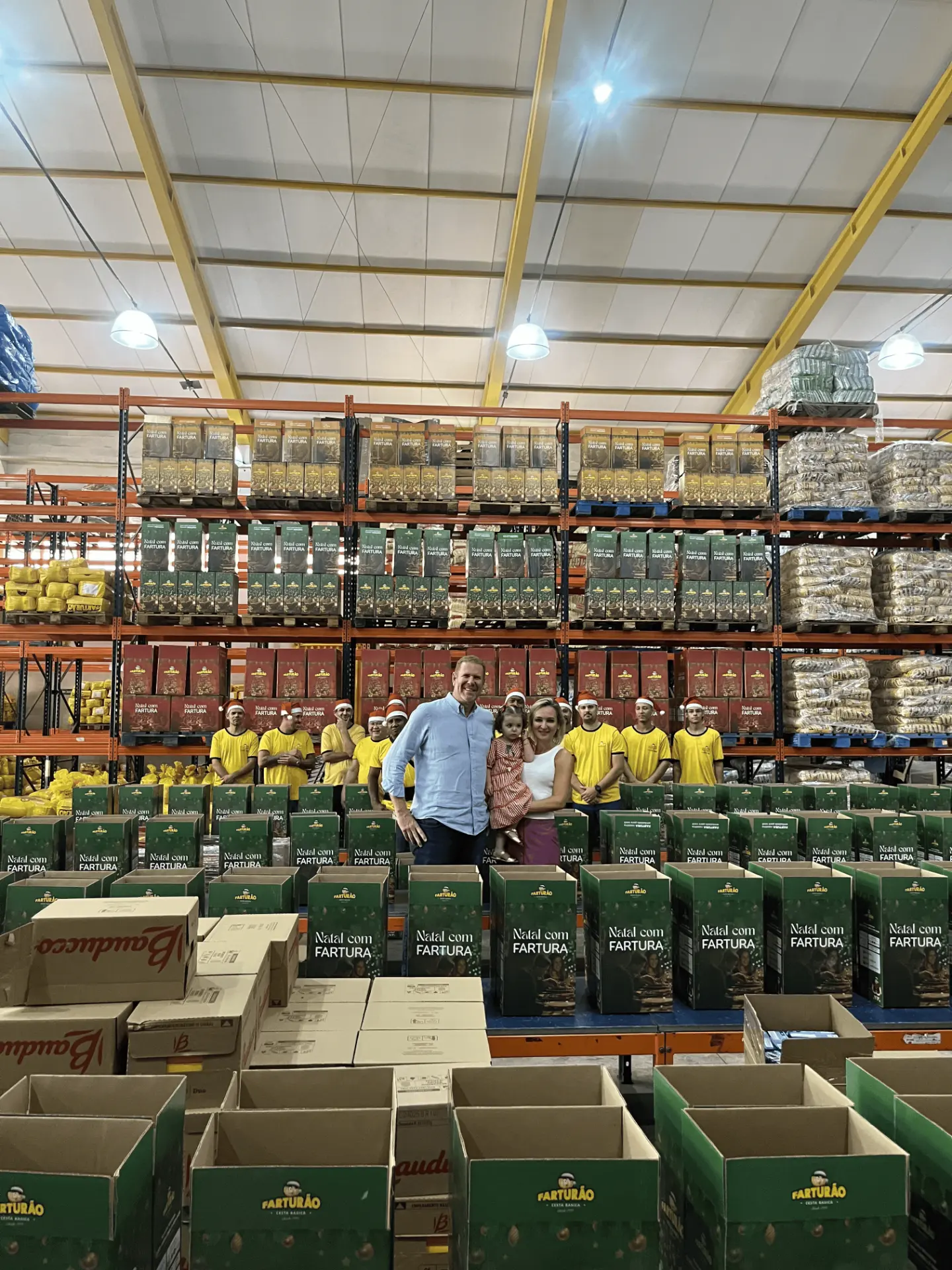 Galpão interno do Farturão com cestas básicas preparadas para entrega